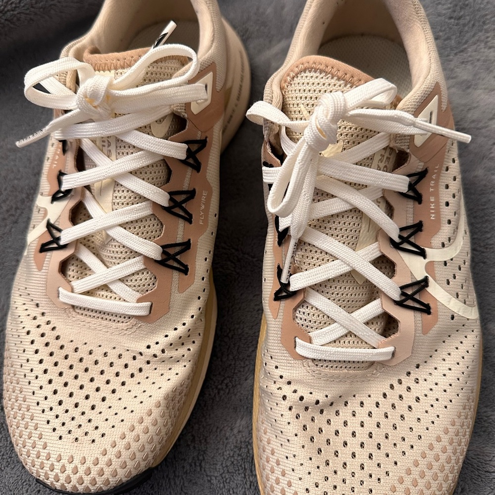 Women’s 8.5 beige Nike sneakers